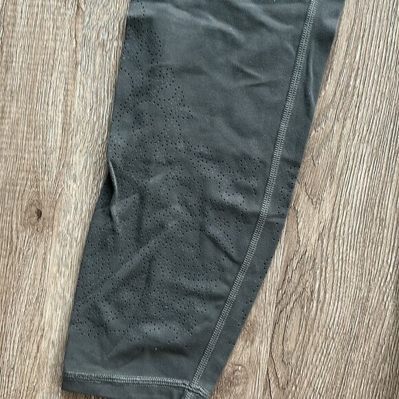 Athleta Revelation Laser Cut 7/8 Tight Leggings Green XL Tall Athletic Gym - Picture 3 of 6